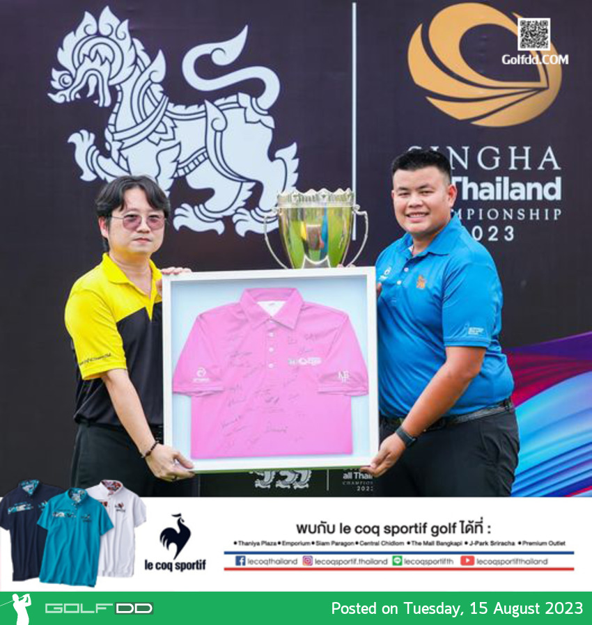 คุณพุฒิสรรค์ ผอ.การจัดแข่ง  มอบของที่ระลึกให้กับ คุณณัฐวุฒิ เพื่อขอบคุณทีมงานของ สุวรรณกอล์ฟ แอนด์คันทรี คลับ 