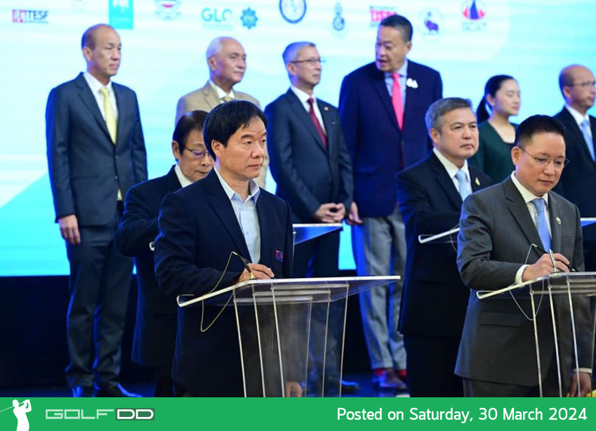 คุณกิตติศักดิ์ เลขาสมาคมฯเป็นผู้แทน ร่วมลงนามเซ็น MOU โดย ธนาคารกรุงไทย จะเป็นผู้สนับสนุน สมาคมกีฬากอล์ฟฯอีก 4 ปี 