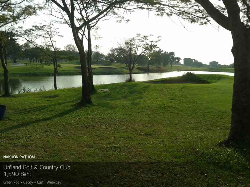 สนามกว้างใหญ่บรรยากาศร่มรื่น ที่ Uniland Golf and Resort   นครปฐม 