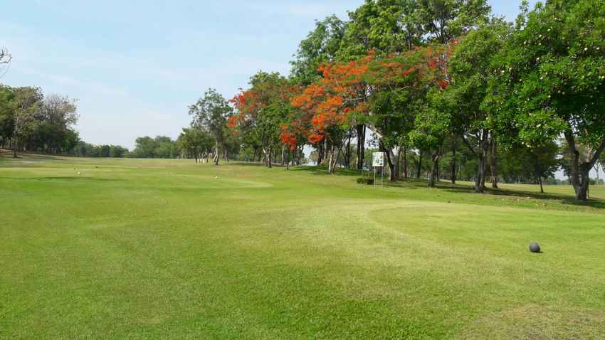 ออกรอบไม่ไกล เดินทางสะดวก เชิญที่ Uniland Golf & Country Club นครปฐม พร้อม Booking Teetime กับ golfdd จ่ายเงินที่สนามได้เลย 