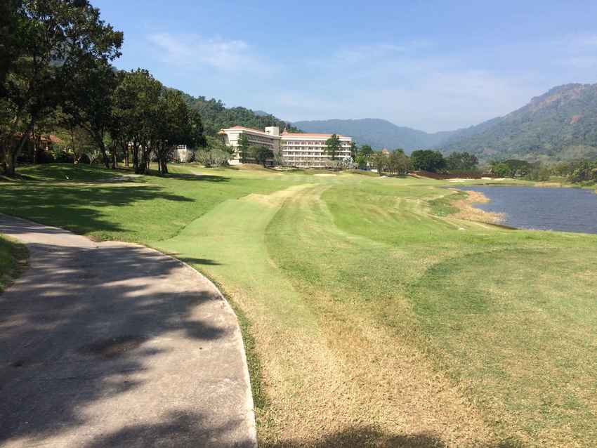 โปรดี ไม่ตีได้ไง ลดถึงใจ 61% ที่ Royal Hills Golf Resort & Spa นครนายก พร้อมจองผ่าน golfdd จ่ายเงินที่สนามได้เลย 