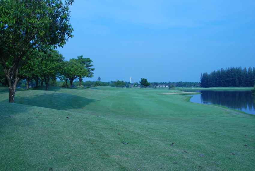 สนามถูกใจ อยู่ในเมืองกรุง The Pine Golf & Lodge 