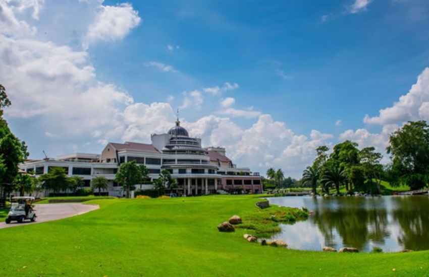 พบกับสวรรค์แห่งการเล่นกอล์ฟใจกลางเมือง ที่ Summit Windmill Golf Club & Residence 
