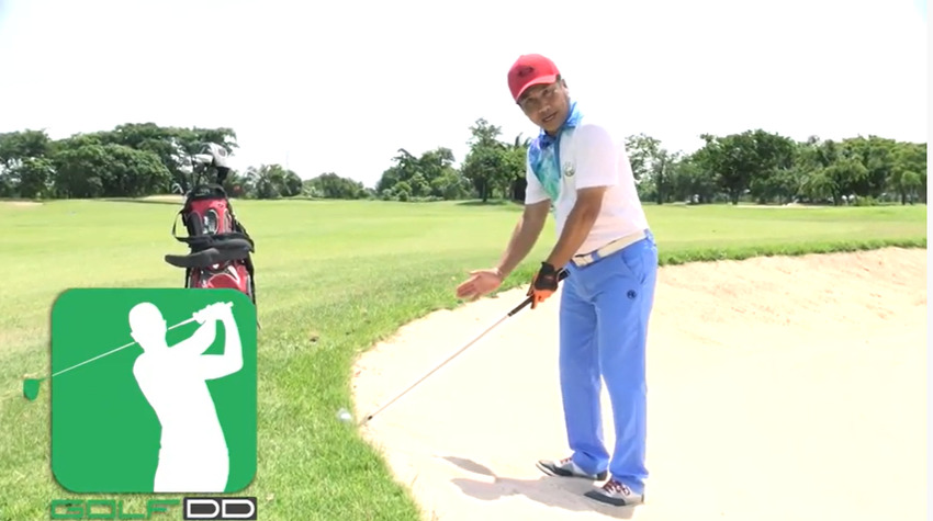 Golfdd Talk Easy #ep3  ลูกอยู่ขอบบังเกอร์ แล้วต้องยืนในทราย ตียังไงให้ลูกวิ่งตรงไป 