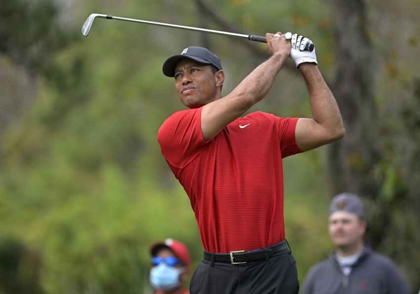 Tiger Woods ตำนานกอล์ฟเกิดอุบัติเหตุ รถคว่ำ บนทางด่วน ใน Los Angeles, California 