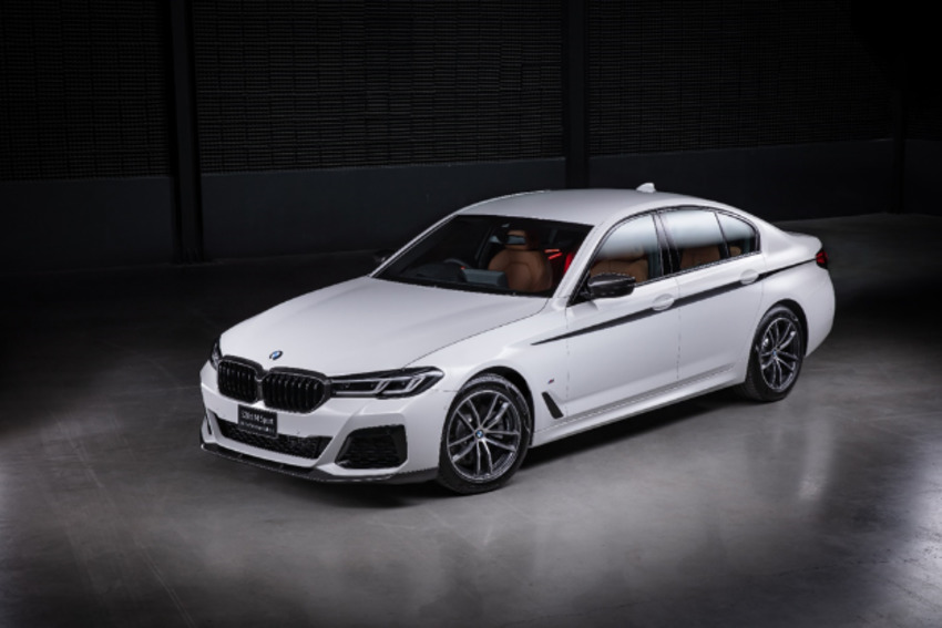 บีเอ็มดับเบิลยู ประเทศไทย เผยโฉมบีเอ็มดับเบิลยู 520d M Sport (M Performance Edition) ใหม่ ผสานจิตวิญญาณมอเตอร์สปอร์ตควบคู่ยนตรกรรมหรู  เปิดให้เป็นเจ้าของเพียง 80 คัน ในราคาพิเศษ ผ่านช่องทางออนไลน์เท่านั้น  ตั้งแต่วันที่ 27 มกราคม 2565 เวลา 14:00 น. 