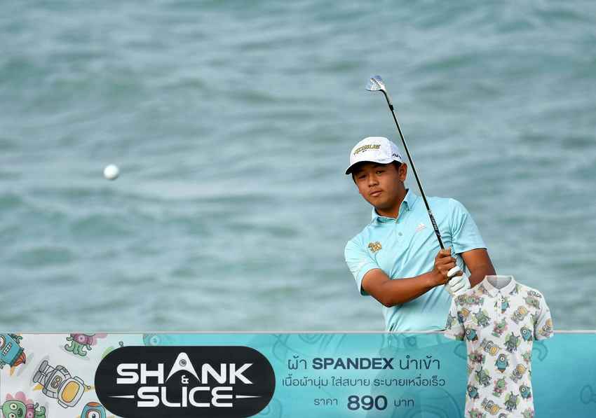 “ทีเค” รัชชานนท์ ฉันทนานุวัฒน์ ตีรอบแรก 2 อันเดอร์ จาก 1 อี้เกิ้ล 2 เบอร์ดี้ 2 โบกี้ อยู่ที่ 83 ร่วม 