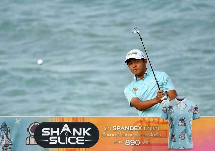 “ทีเค” รัชชานนท์ ฉันทนานุวัฒน์ ผ่านตัดตัวมาได้พอดีที่สกอร์รวม 6 อันเดอร์ ตีเพิ่มรอบสาม 9 อันเดอร์ จาก 9 เบอร์ดี้ สกอร์รวม 15 อันเดอร์ 