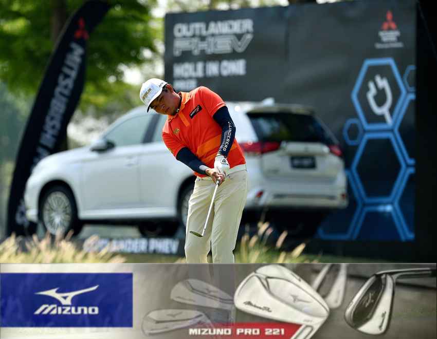 โปรเพชร” พชร คงวัดใหม่ ซึ่งตีรอบสุดท้าย 4 อันเดอร์ จบด้วยตำแหน่งรองแชมป์กอล์ฟ International Series Thailand ที่สกอร์รวม 24 อันเดอร์ 