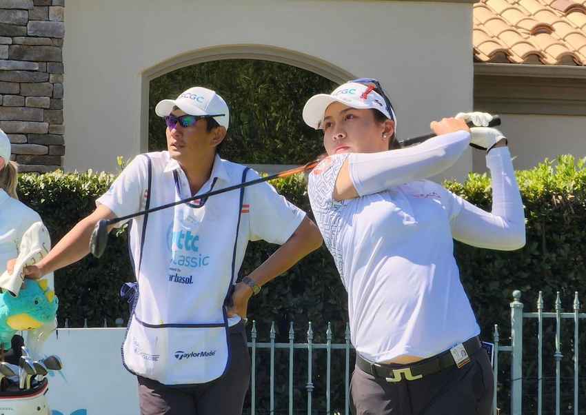 อาฒยา ฐิติกุล และปาจรีย์ อนันต์นฤการ ระหว่างการเล่นรอบสองกอล์ฟแอลพีจีเอทัวร์ รายการ JTBC Classic presented by Barbasol ชิงเงินรางวัลรวม 1.5 ล้านเหรียญสหรัฐ 