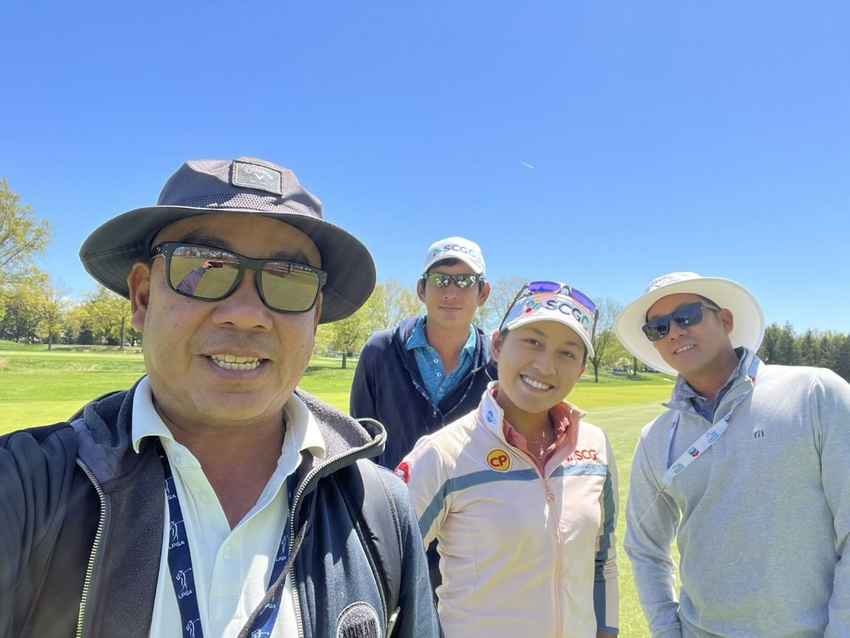 อาฒยา ฐิติกุล พร้อมทีมงาน ระหว่างการซ้อมที่สนาม Upper Montclair Country Club ในนิวเจอร์ซีย์ สหรัฐฯ 