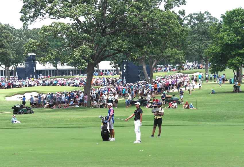 สดมภ์ แก้วกาญจนา ลงประเดิมเมเจอร์แรกในชีวิตสกอร์รวมสองรอบแรก 7 โอเวอร์  ไม่ผ่านเกณฑ์ตัดตัว 