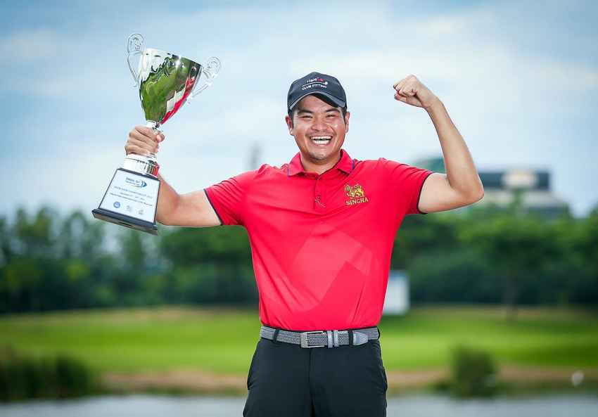 เอกปริษฐิ์ หวู่ นักกอล์ฟลูกครึ่งไทย-ไต้หวัน วัย 23 ปี คว้าแชมป์แรกในอาชีพ 