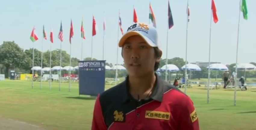 "ซิม" ณัฐกฤตา วงศ์ทวีลาภ แชมป์เก่าปีที่แล้ว วัย  20 ปี เจ้าของสองเหรียญทองซีเกมส์ครั้งล่าสุดที่เวียดนาม เก็บเพิ่มรอบสอง 4 อันเดอร์ 