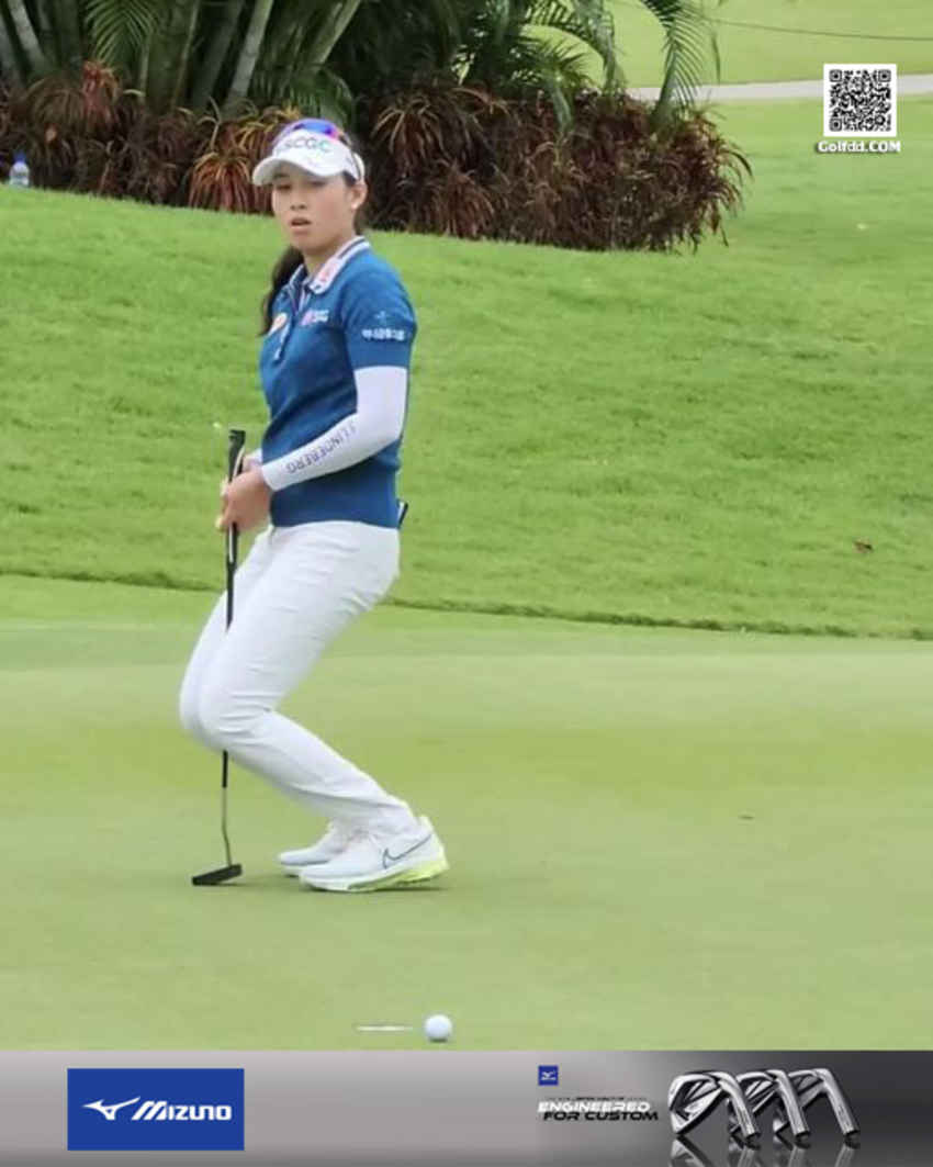 “จีโน่” อาฒยา ฐิติกุล มือ 3 ของโลก ออกสตาร์ทด้วยการตามผู้นำร่วม 4 สโตรก จบรอบแรกกอล์ฟ Hana Financial Group Singapore Women's Open ณ สนาม Tanah Merah Country Club ประเทศสิงคโปร์ เมื่อวันที่ 9 ธันวาคม 