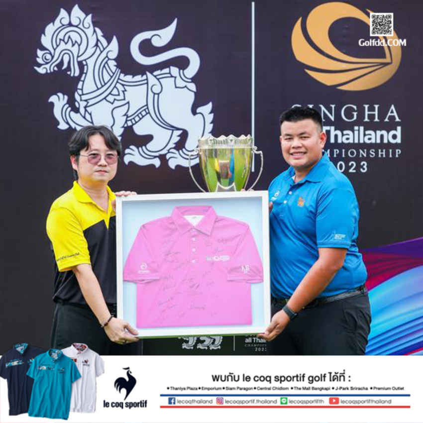 คุณพุฒิสรรค์ ผอ.การจัดแข่ง  มอบของที่ระลึกให้กับ คุณณัฐวุฒิ เพื่อขอบคุณทีมงานของ สุวรรณกอล์ฟ แอนด์คันทรี คลับ 