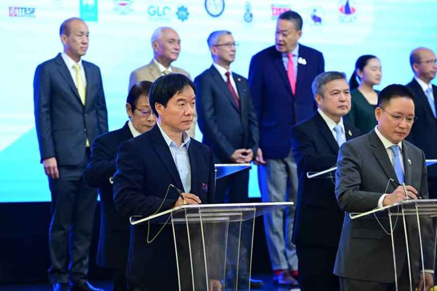 คุณกิตติศักดิ์ เลขาสมาคมฯเป็นผู้แทน ร่วมลงนามเซ็น MOU โดย ธนาคารกรุงไทย จะเป็นผู้สนับสนุน สมาคมกีฬากอล์ฟฯอีก 4 ปี 