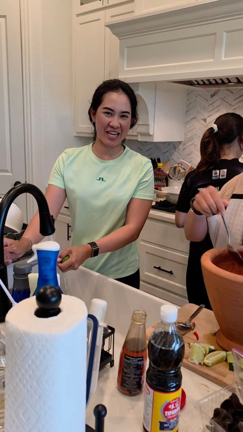 JEENO & PAJAREE พักไม้กอล์ฟ จับครกตำส้มตำ โชว์มุมแซ่บน่ารักนอกสนาม 